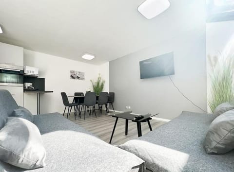 Communal lounge/ TV room, TV and multimedia, Kitchen or kitchenette, Living room, Seating area, Dining area, Evening entertainment