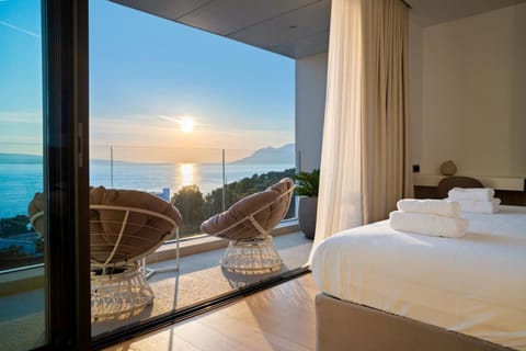Bed, View (from property/room), Balcony/Terrace, Photo of the whole room, Mountain view, Sea view