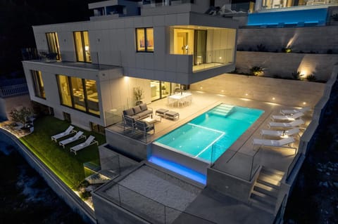 Property building, Balcony/Terrace, air conditioner