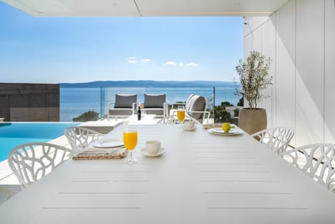 Balcony/Terrace, Dining area, Swimming pool