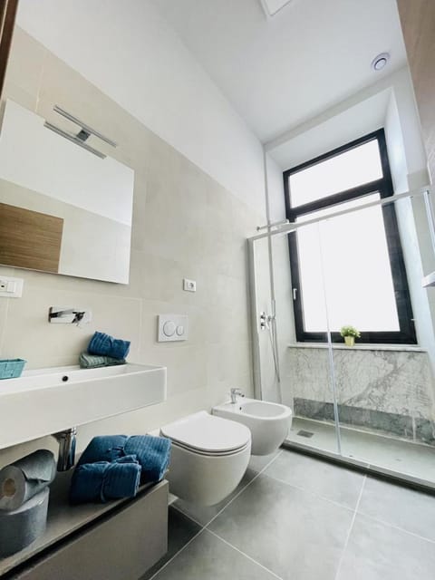 Shower, Toilet, Bathroom, Bath, bidet, towels