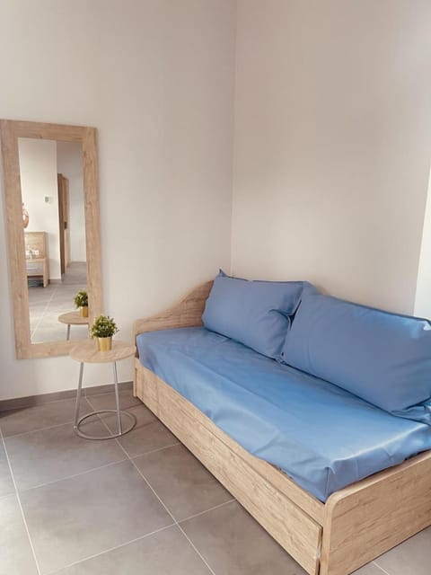 Bed, Living room, Photo of the whole room, Seating area, Bedroom