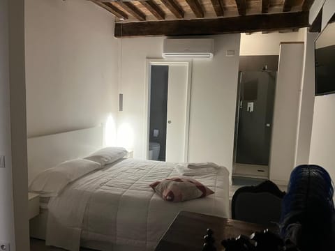 Bed, Bedroom, air conditioner