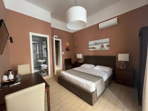 Bed, Photo of the whole room, air conditioner