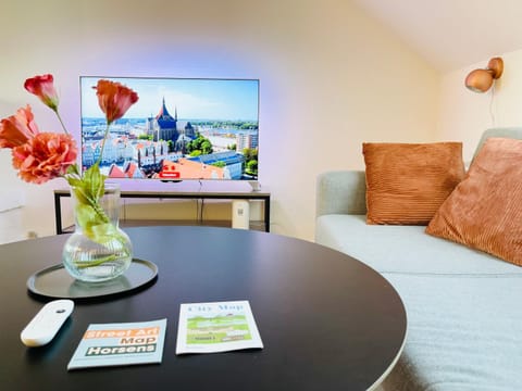 Communal lounge/ TV room, TV and multimedia, Living room, Decorative detail