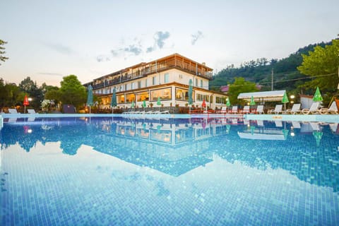 Restaurant/places to eat, Swimming pool, sunbed