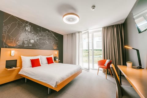 Bed, Garden, Photo of the whole room, Decorative detail, Bedroom, Garden view