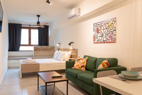 Bed, Seating area