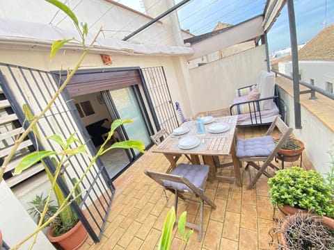 Patio, Day, Balcony/Terrace, Dining area