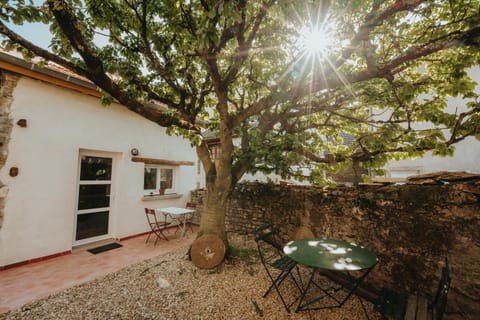 Patio, Day, Dining area