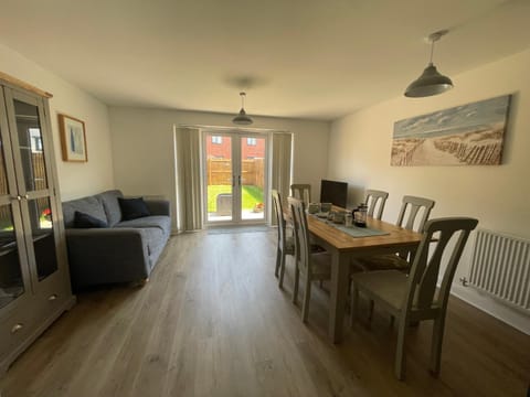 Barry Waterfront Stays - ENTIRE 3 BED PROPERTY Apartment in Barry