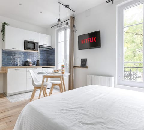 Bed, TV and multimedia, Kitchen or kitchenette, Dining area, stove