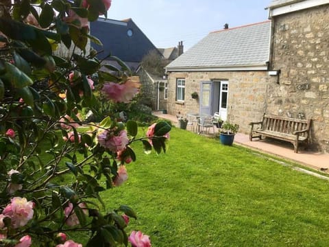 Spacious flat St Ives former farmhouse, parking Apartment in Saint Ives