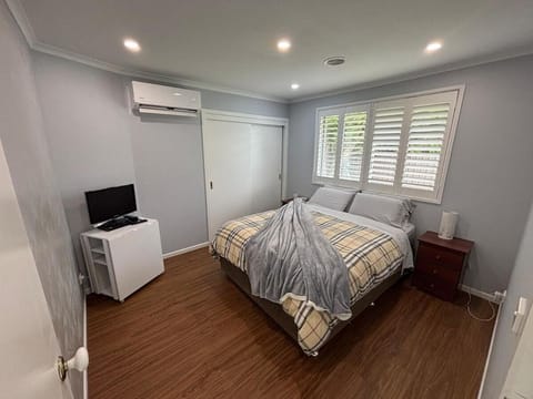 Bed, Bedroom, air conditioner