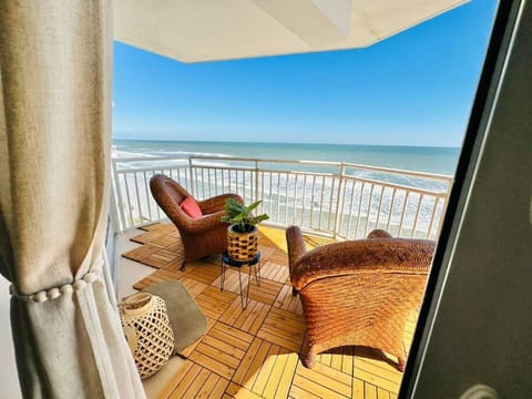 Day, Natural landscape, View (from property/room), Balcony/Terrace, Seating area, Dining area, Beach, Sea view