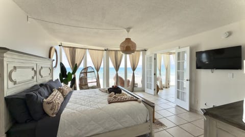 Bed, TV and multimedia, Photo of the whole room, Bedroom, Sea view