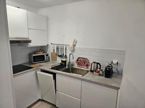 Coffee/tea facilities, dishwasher, minibar, stove