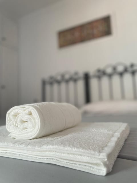 Bed, Bedroom, towels