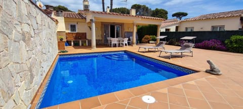 Day, Pool view, Swimming pool, sunbed