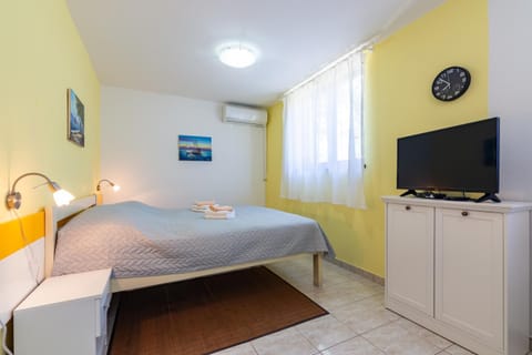 Bed, TV and multimedia, air conditioner