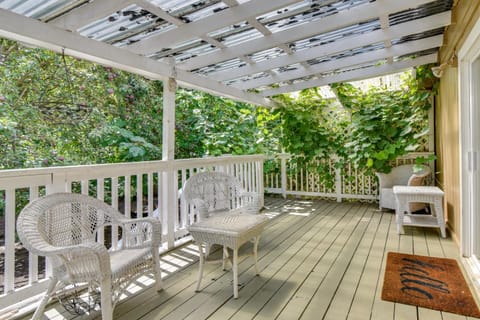 Explore, Work and Unwind Pet-Friendly Aloha Unit Apartment in Hillsboro