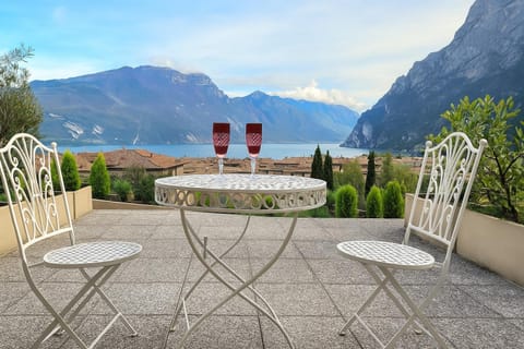 Balcony/Terrace, Lake view, Mountain view