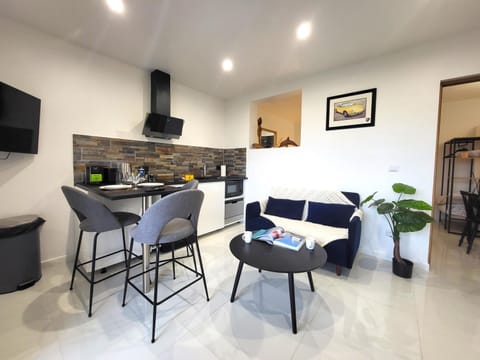 Kitchen or kitchenette, Seating area, Dining area