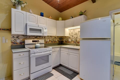 Great for Business Travelers! Peaceful Aloha Unit Apartment in Hillsboro