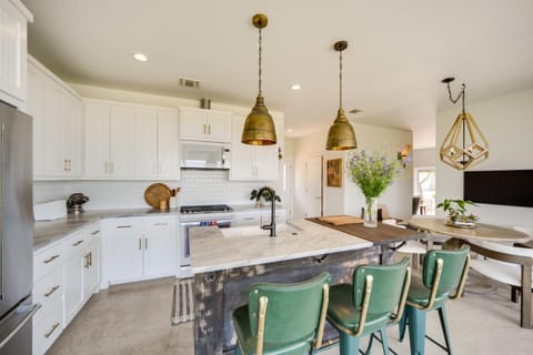 Chic House in Spring Branch with Lush Outdoor Space! House in Spring Branch