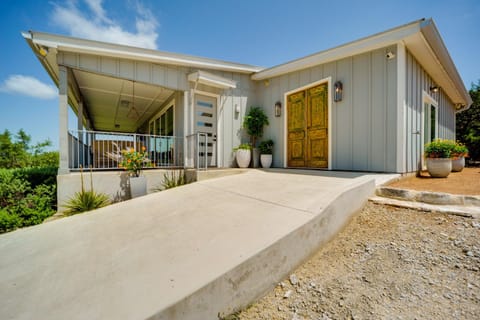 Chic House in Spring Branch with Lush Outdoor Space! House in Spring Branch