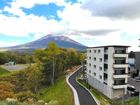 Property building, Spring, Day, Neighbourhood, Natural landscape, Mountain view, Street view