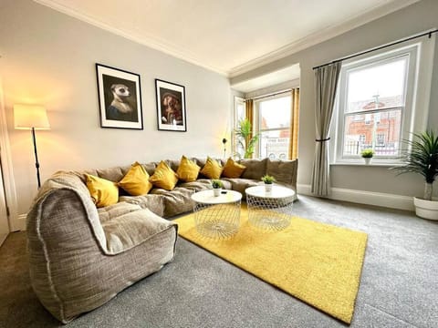 Massive 4 bedroom Duplex Apartment - Sleeps up to 10 People - Free Parking - 5 Minutes to the Best Beach! - Great Location - Fast WiFi - Smart TV - Newly decorated - sleeps up to 10! Close to Bournemouth & Poole Town Centre & Sandbanks Apartment in Poole