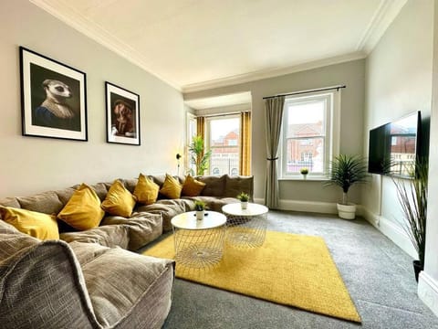 Massive 4 bedroom Duplex Apartment - Sleeps up to 10 People - Free Parking - 5 Minutes to the Best Beach! - Great Location - Fast WiFi - Smart TV - Newly decorated - sleeps up to 10! Close to Bournemouth & Poole Town Centre & Sandbanks Apartment in Poole