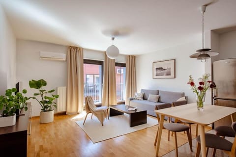 Bed, Living room, Seating area, Dining area, air conditioner