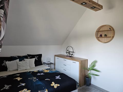 Bed, Photo of the whole room, Bedroom