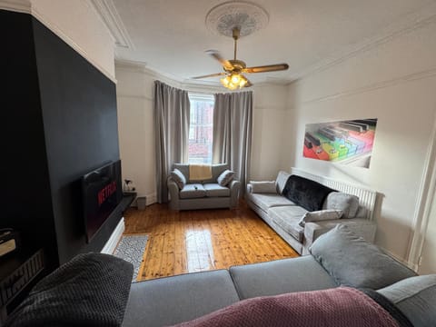 Magenta Melodies, 5 Bedroom House House in Blackpool