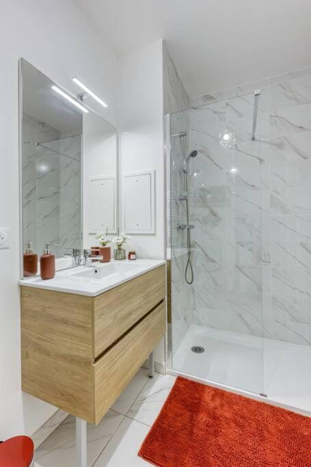 Easy Paris Visit Metro & Parking Apartment in Saint-Denis, France