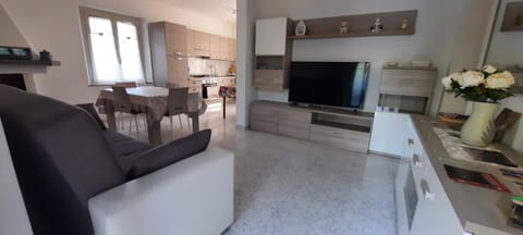 TV and multimedia, Living room, Seating area, Dining area