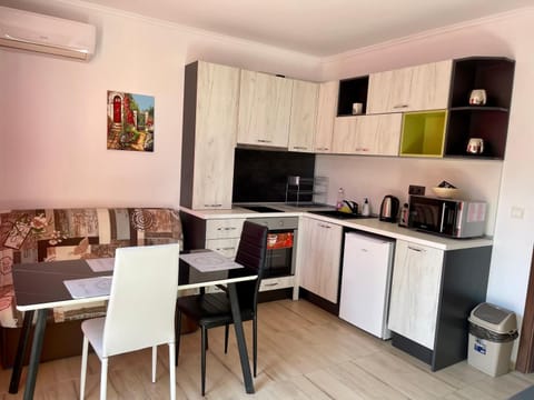 Coffee/tea facilities, Kitchen or kitchenette, Living room, Seating area, Dining area, oven, stove