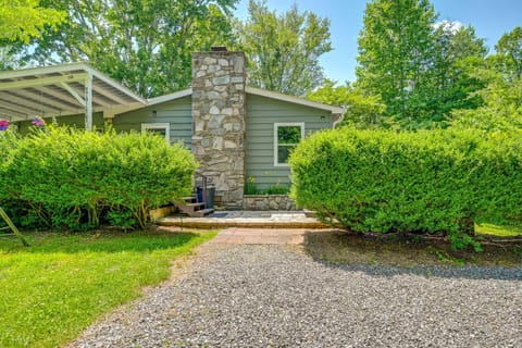Private Hot Tub and Covered Deck Cozy Whittier Gem House in Qualla