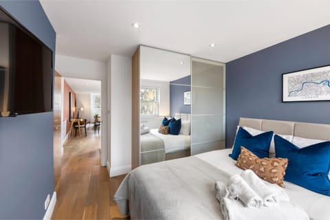 Bed, TV and multimedia, Bedroom, towels