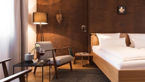 Photo of the whole room, Seating area