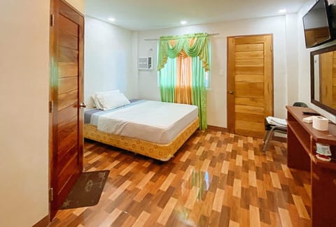 Bed, TV and multimedia, Photo of the whole room, Bedroom, wardrobe