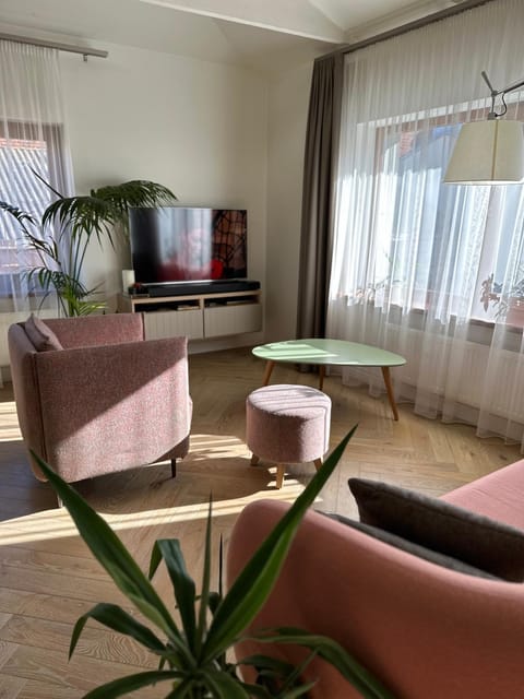 Communal lounge/ TV room, TV and multimedia, Living room, Seating area, Evening entertainment