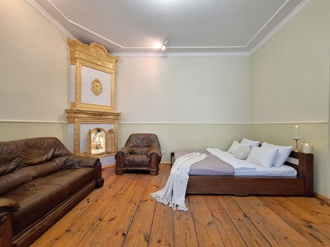 Bed, Casino, Living room, Photo of the whole room, Seating area, Bedroom, flat iron, towels