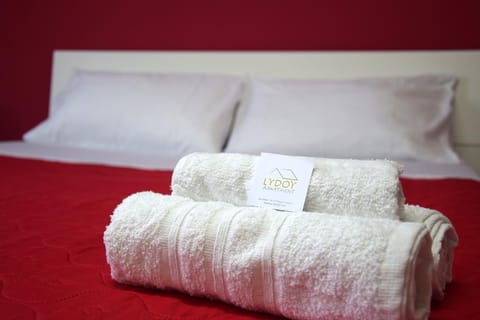Bed, towels