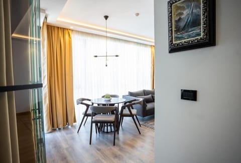 Seating area, Dining area