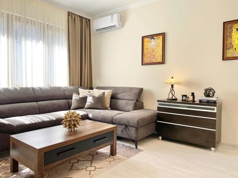 Living room, Seating area, air conditioner