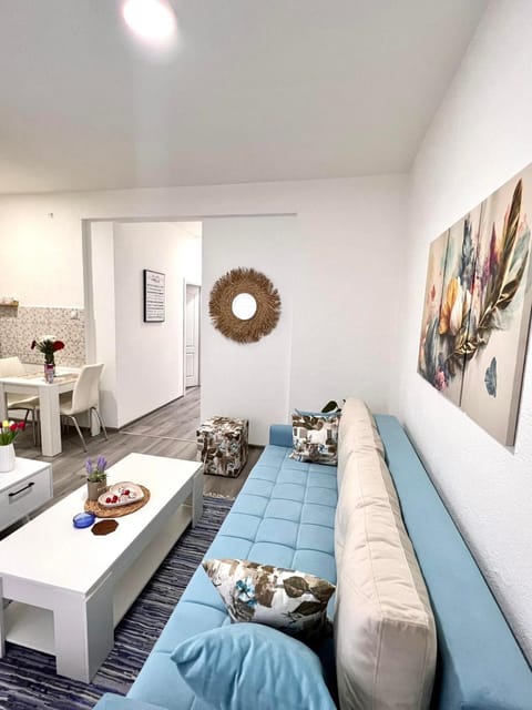 Bed, Living room, Photo of the whole room, Seating area, Dining area