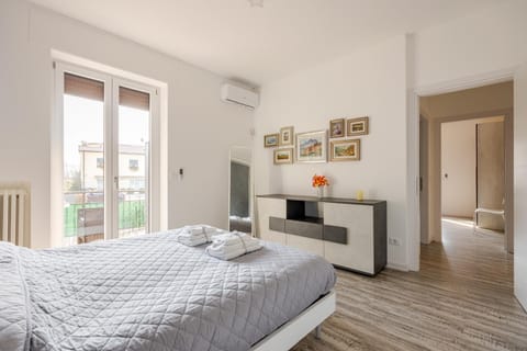 Bed, Photo of the whole room, Bedroom, air conditioner